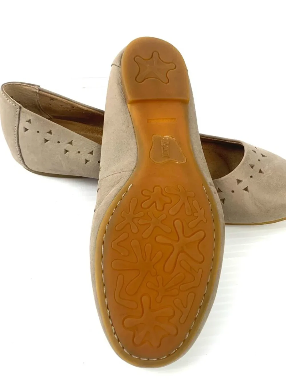 Born‎ F67622 Taupe Nubuck Laser Cut Cushioned Ballet Flats NEW